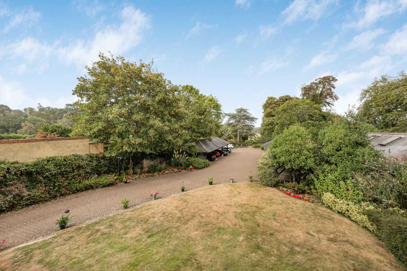 2 bed property in Remenham Hill, Henley-On-Thames